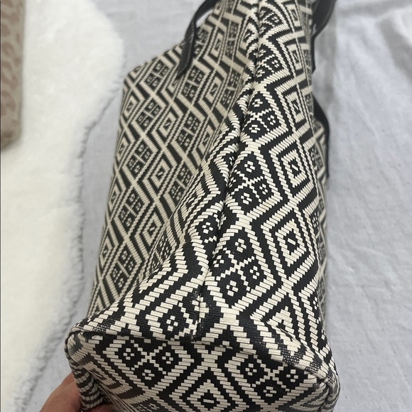 Black and White Geometric Tote Bag - Picture 12 of 13